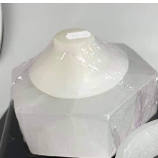Selenite a crystal for clarity and guidance, selenite provides support to " clear your mind"sharpen your awareness and allow you to see the truth by connecting you to a higher consciousness.